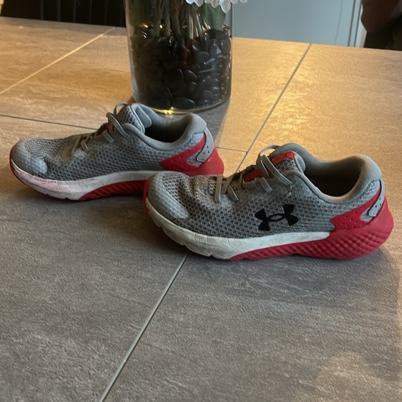 Kids under armour tennis shoes - used see photos for wear - Picture 2 of 8